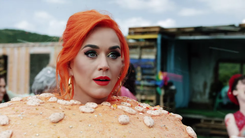 Illustration for article titled And Here's Live Footage of Taylor Swift and Katy Perry Making Up